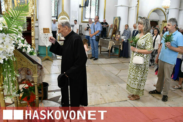 Хасковлии почетоха Голяма Богородица в препълнен храм