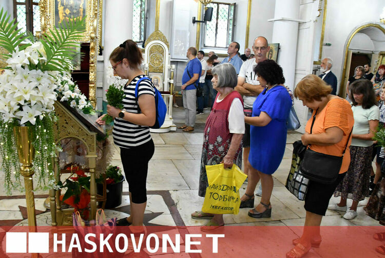 Хасковлии почетоха Голяма Богородица в препълнен храм