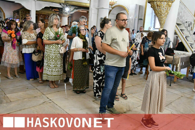 Хасковлии почетоха Голяма Богородица в препълнен храм