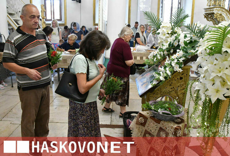 Хасковлии почетоха Голяма Богородица в препълнен храм