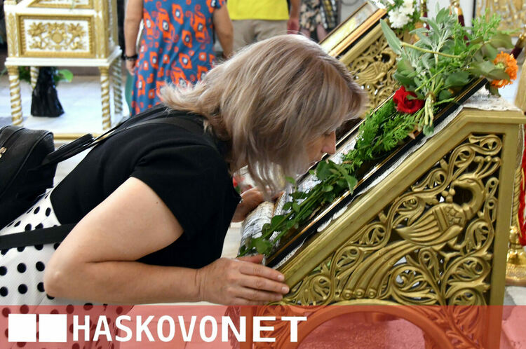 Хасковлии почетоха Голяма Богородица в препълнен храм