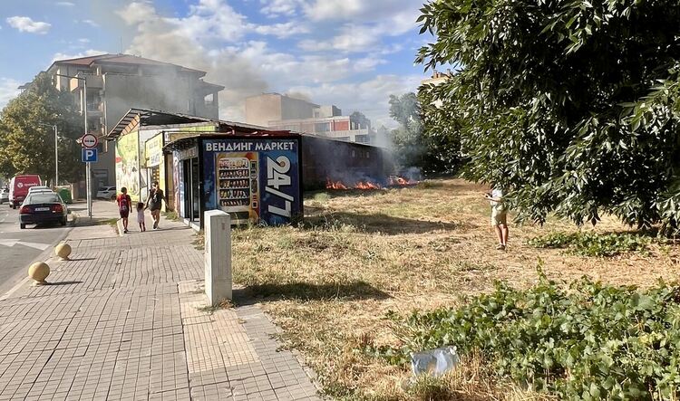 Потушиха пожар край магазин &bdquo;Енди маркет 2&ldquo; в Димитровград