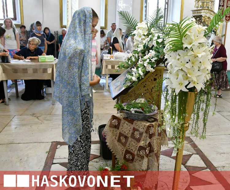 Хасковлии почетоха Голяма Богородица в препълнен храм