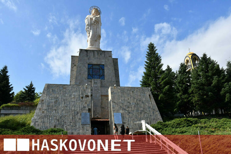 Хасковлии почетоха Голяма Богородица в препълнен храм