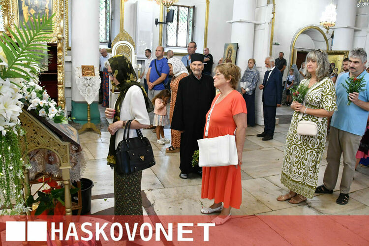 Хасковлии почетоха Голяма Богородица в препълнен храм