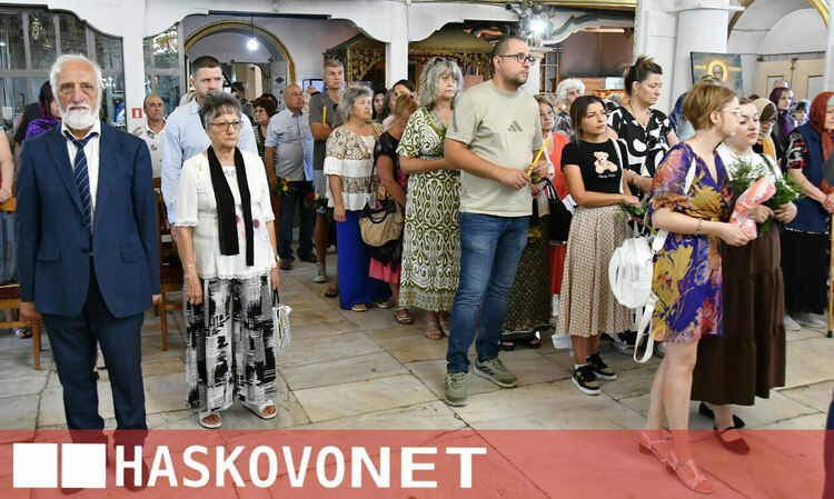 Хасковлии почетоха Голяма Богородица в препълнен храм