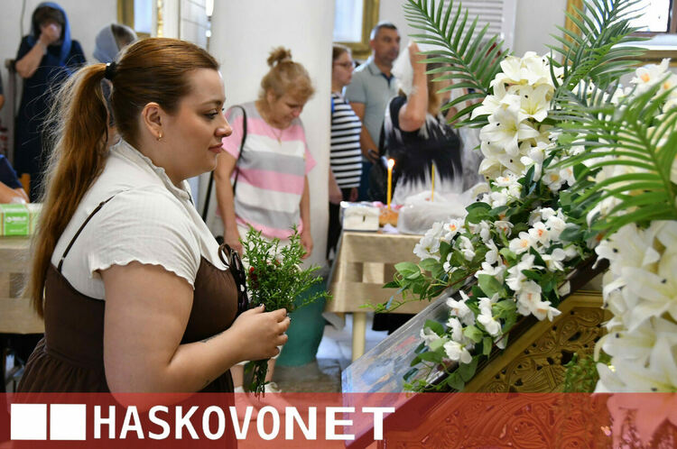 Хасковлии почетоха Голяма Богородица в препълнен храм