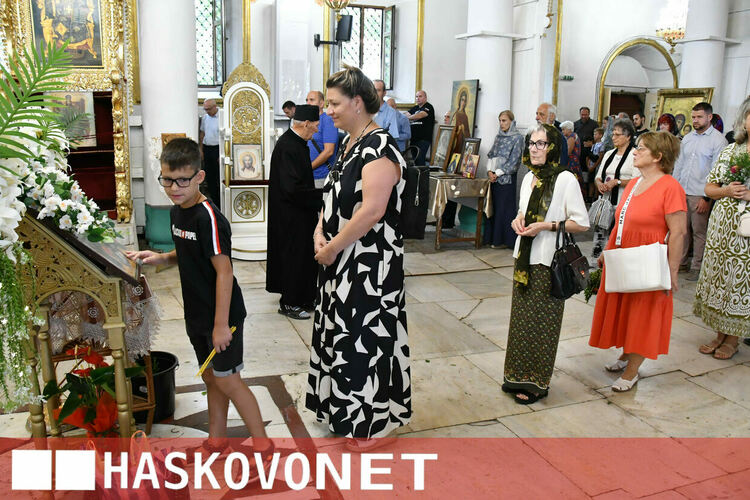 Хасковлии почетоха Голяма Богородица в препълнен храм
