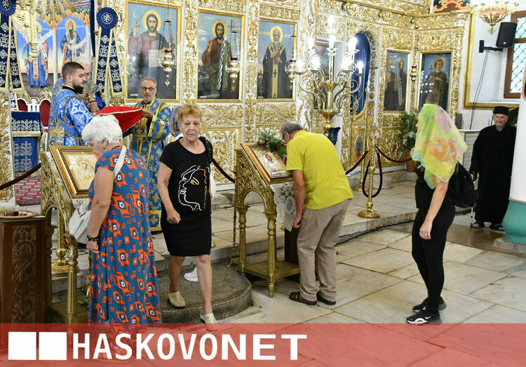 Хасковлии почетоха Голяма Богородица в препълнен храм