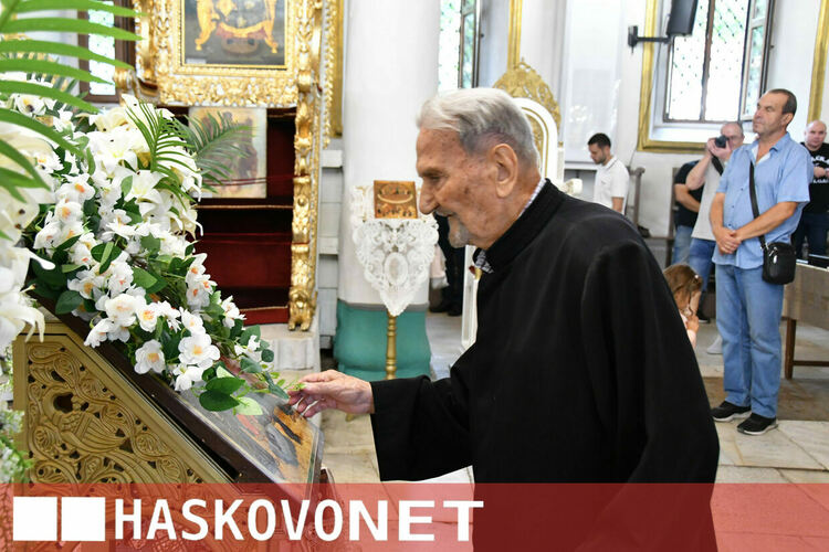 Хасковлии почетоха Голяма Богородица в препълнен храм