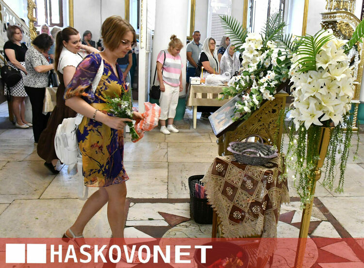 Хасковлии почетоха Голяма Богородица в препълнен храм