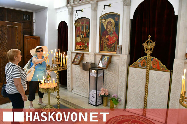 Хасковлии почетоха Голяма Богородица в препълнен храм