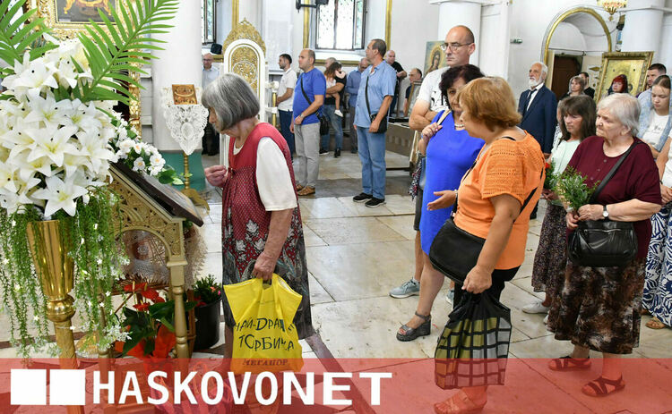 Хасковлии почетоха Голяма Богородица в препълнен храм