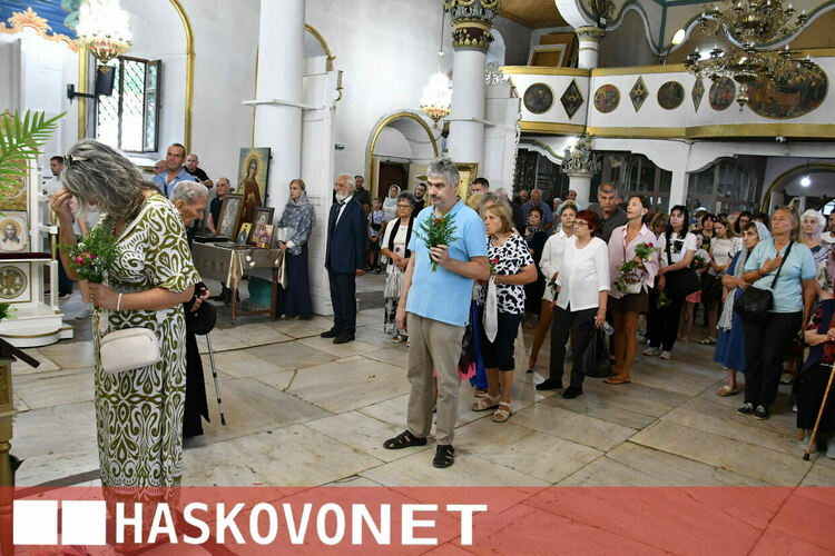 Хасковлии почетоха Голяма Богородица в препълнен храм