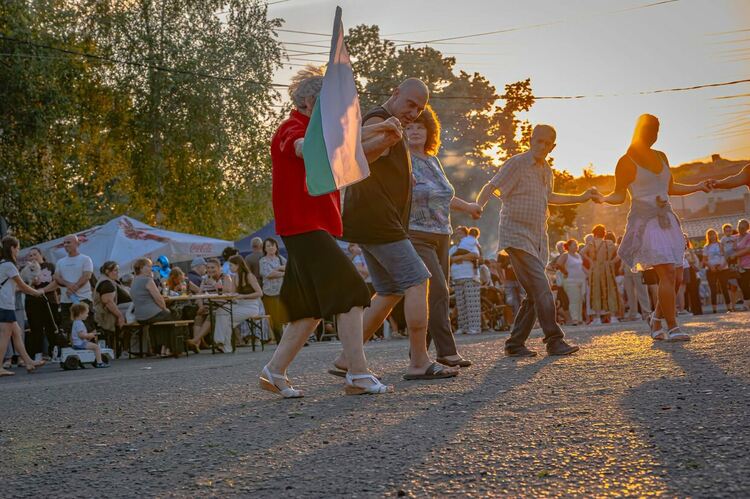 Жители и гости на Кърджали празнуваха Голяма Богородица в кв. &bdquo;Гледка&ldquo;