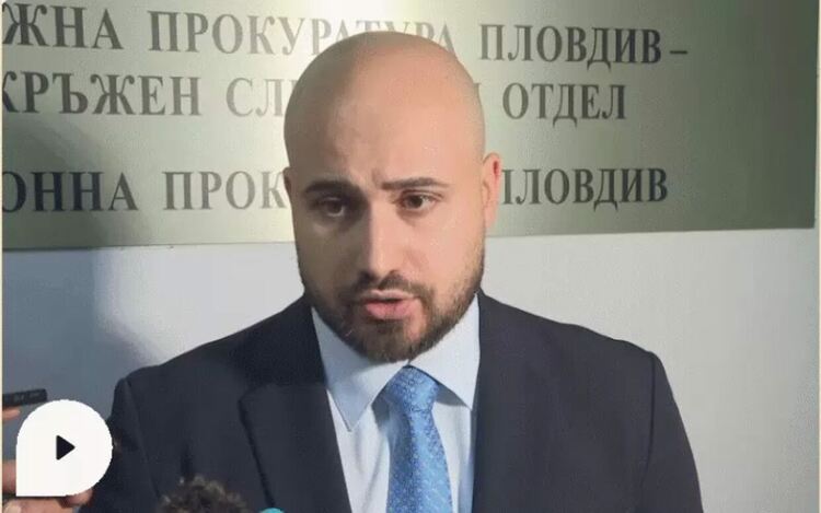 В домовете на някои от участниците в групата е открита литература с неонацистка идеология, съобщи заместник-окръжният прокурор на Пловдив Нено Димов на брифинг,.