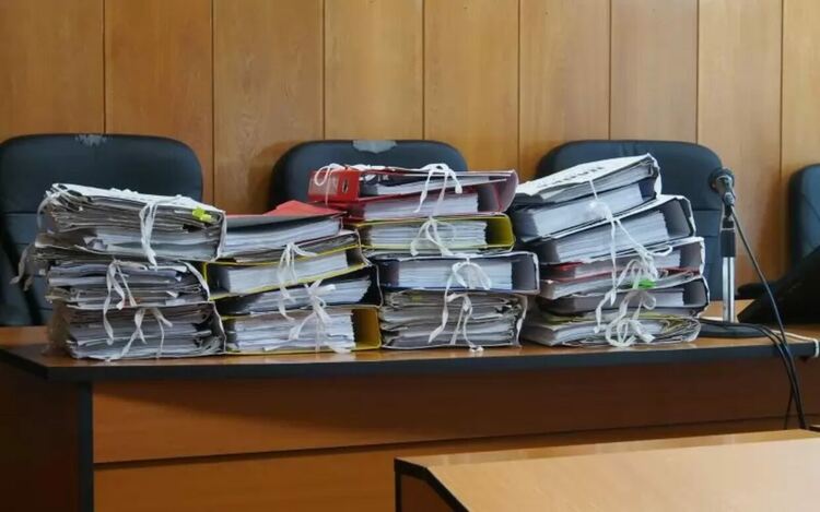 Най-бързото решение според съдията е &bdquo;да се намери някой умен депутат, който просто да внесе допълнение от едва няколко думички&ldquo; в закона и най-после да се знае със сигурност каква е местната подсъдност на искането за разкриване на банкова тайна.