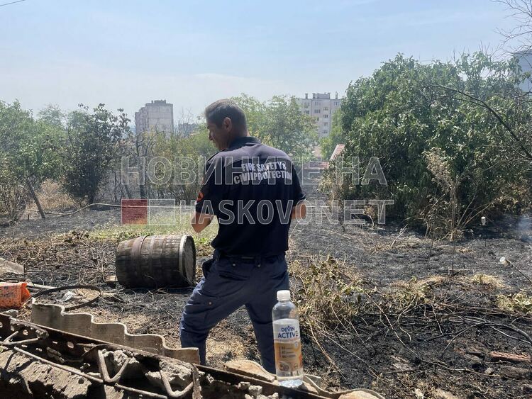Искри от електрожен подпалиха двор във вилна зона &bdquo;Орфей&ldquo;