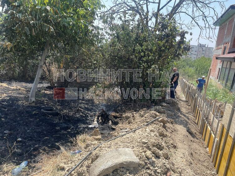 Искри от електрожен подпалиха двор във вилна зона &bdquo;Орфей&ldquo;