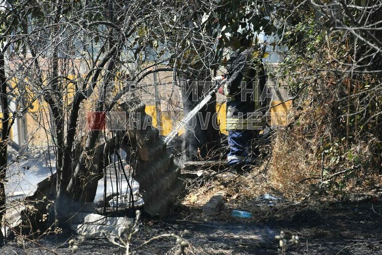 Искри от електрожен подпалиха двор във вилна зона &bdquo;Орфей&ldquo;