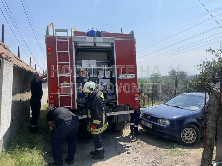 Искри от електрожен подпалиха двор във вилна зона &bdquo;Орфей&ldquo;
