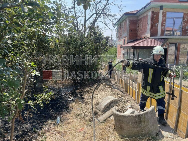Искри от електрожен подпалиха двор във вилна зона &bdquo;Орфей&ldquo;