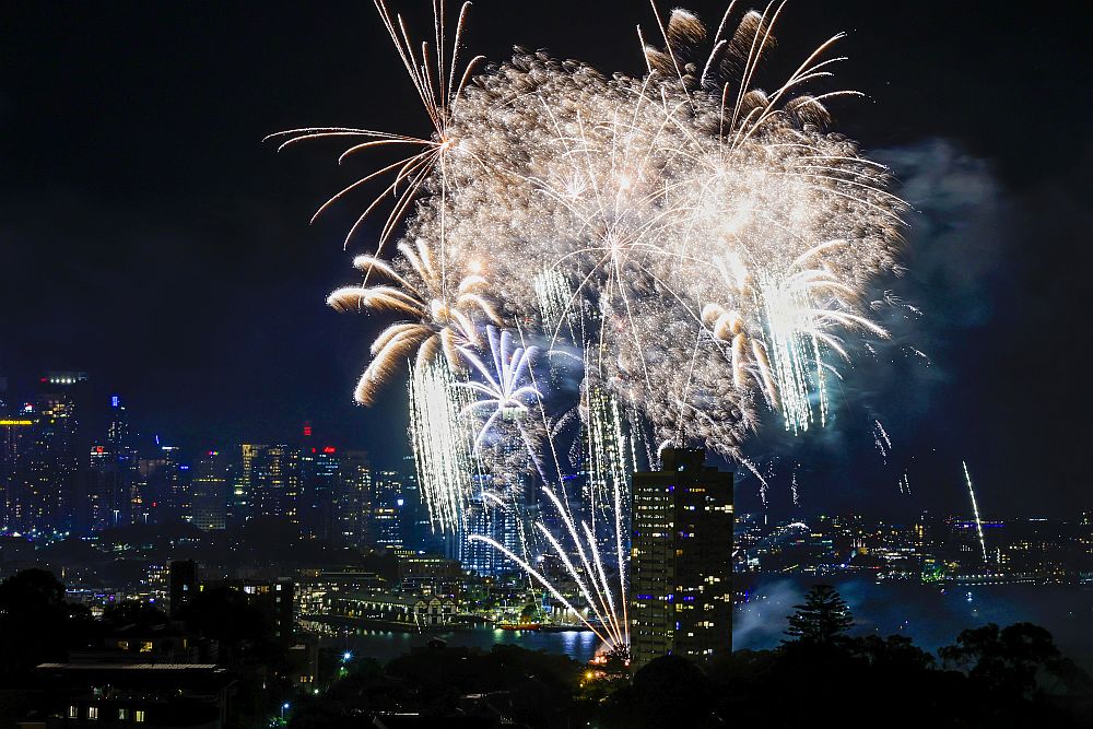 Обществената телевизия Цет Де ЕФ обаче предложи на зрителите си светлинно шоу с участието на певици като Бони Тайлър и Мариане Роземберг.