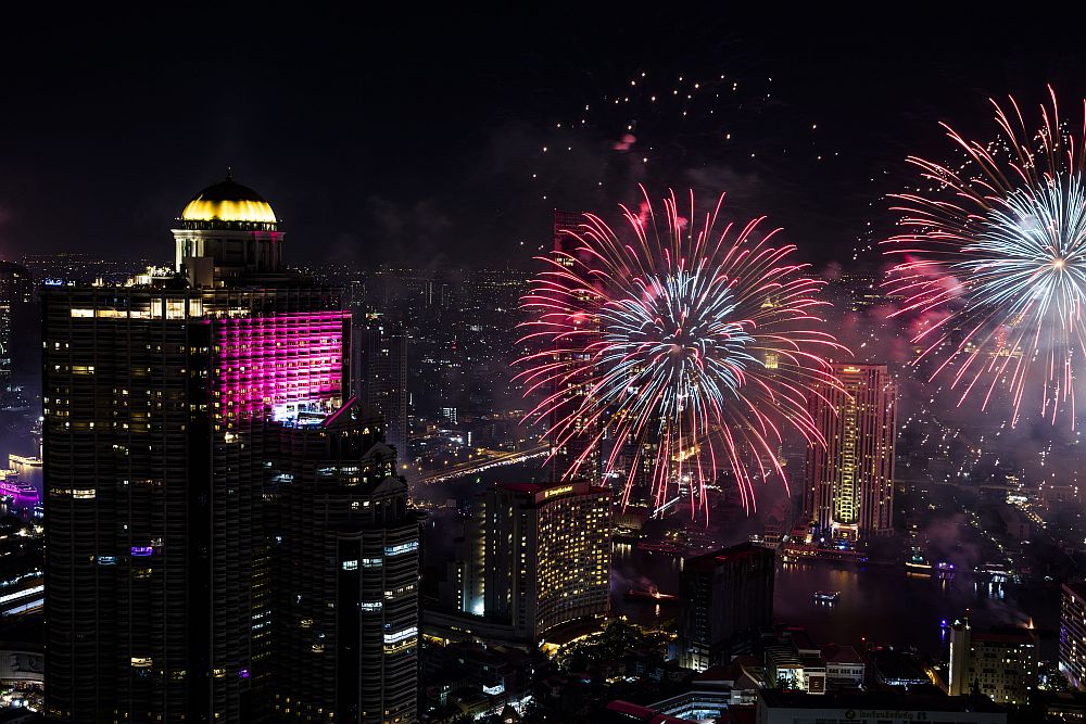 Светът приветства 2022 година 