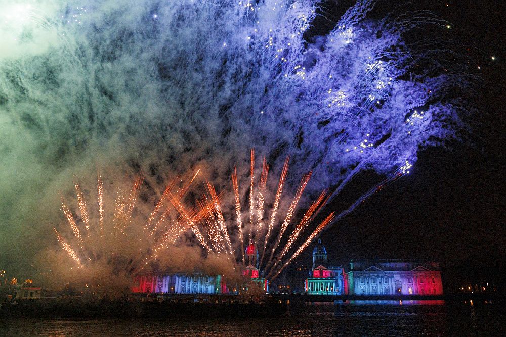 Светът приветства 2022 година 