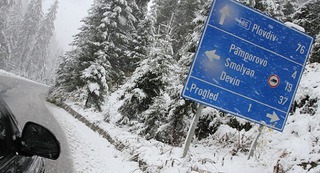 Пет коли с ПТП-та около Пампорово заради снега