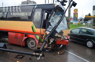 Лека кола и автобус катастрофираха, има жертва и осем ранени