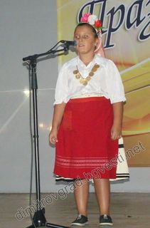7 -годишна от Испания пее български народни песни