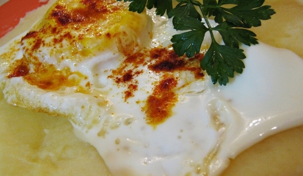 Яйца върху картофено пюре