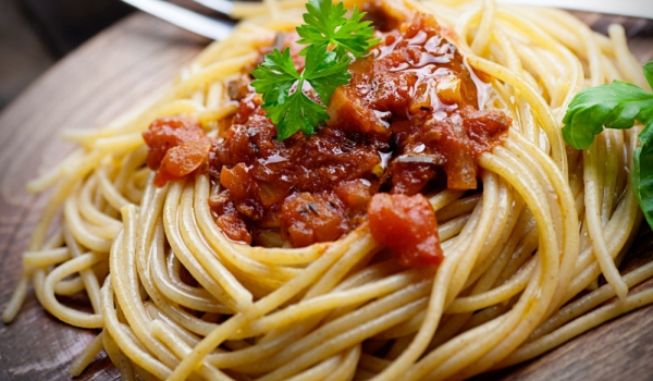 Спагети с доматен сос и маслини