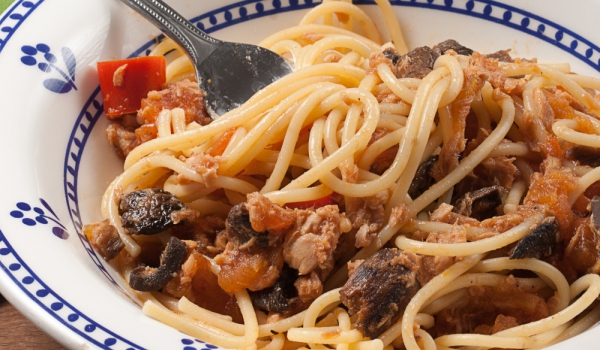 Спагети с риба тон и маслини