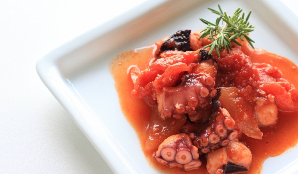 Октопод с винен сос, орехи и смокини