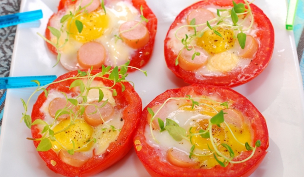 Яйца на фурна с домати и кренвирши