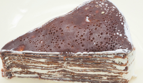 Торта от шоколадови палачинки